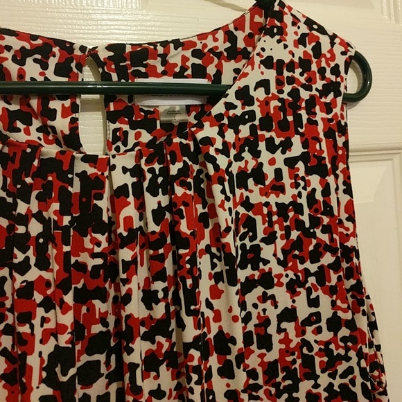 Calvin Klein patterned top. - Picture 2 of 6